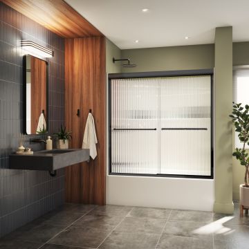 Porte de baignoire bidirectionnelle Misca 55-59 x 57 po, 6 mm pour installation en alcôve avec verre fluté et fini noir mat