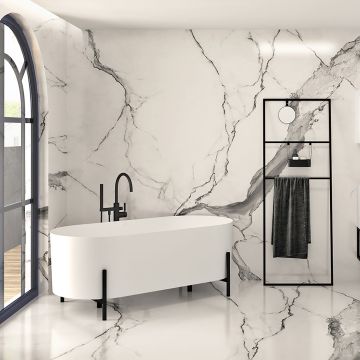 Baignoire autoportante Otton 65 3/8 po à pattes noir mat en blanc lustré