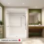 Douche Banff BFS-6036A blanche une pièce pour alcôve en acrylique conforme à la norme CSA avec barres d'appuis à droite, drain central et seuil biseauté