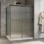 Porte de douche 60 po x Minia 42 po en coin noir mat fermeture sur mur mur à droite porte à droite en noir mat et verre flûte