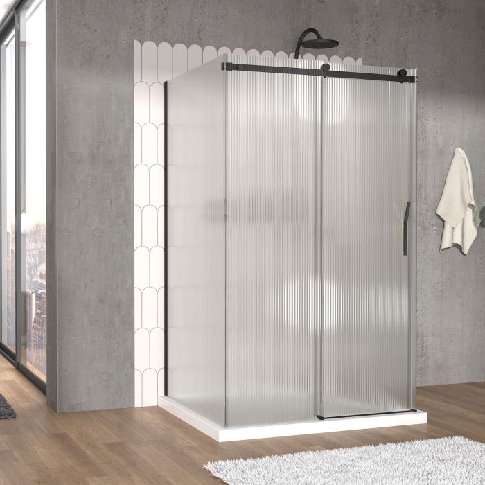 Porte de douche 48 po x Vaia 42 po noir mat sur mur porte à droite en noir mat et verre flûte