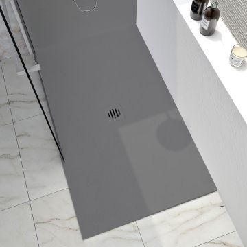 Base de douche Slate 60 x 42 po gris sur mur en gris béton