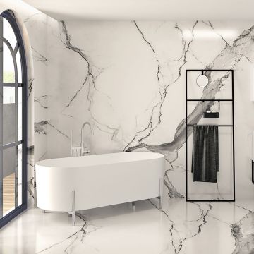 Baignoire autoportante Otton 65 3/8 po à pattes chrome en blanc lustré