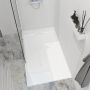 Base de douche Liss 48 x 32 po blanc lustré installation de bride sur mesure en blanc lustré
