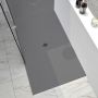Base de douche Slate 60 x 36 po gris sur mur en gris béton