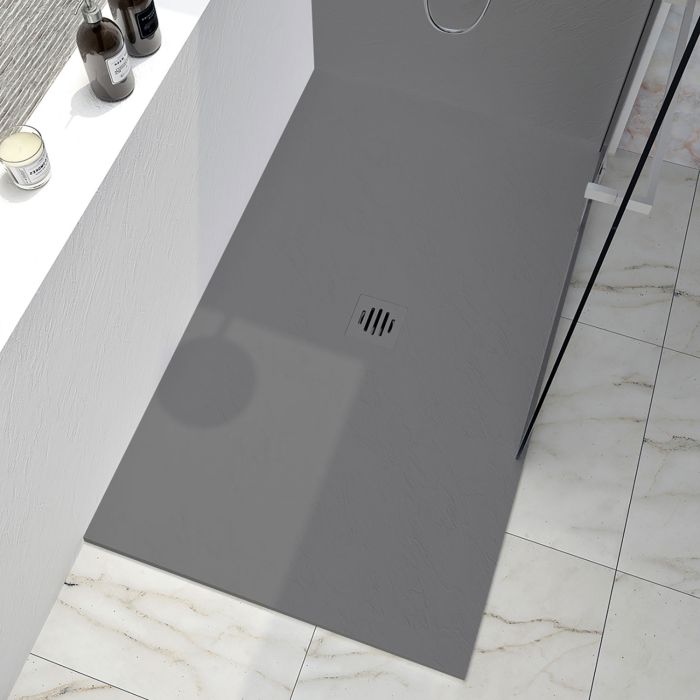 Base de douche Slate 54 x 36 po gris en coin mur à droite en gris béton