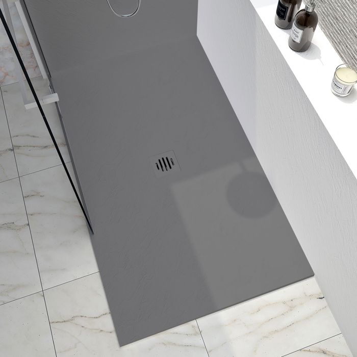 Base de douche Slate 60 x 36 po gris sur mur en gris béton