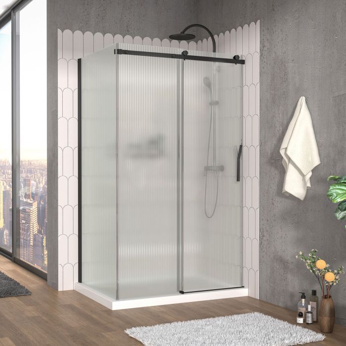 Porte de douche 48 po x Vaia 32 po en coin noir mat fermeture sur mur mur à droite porte à droite en noir mat et verre flûte
