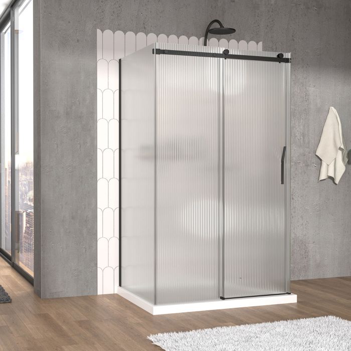 Porte de douche 48 po x Vaia 32 po noir mat sur mur porte à droite en noir mat et verre flûte
